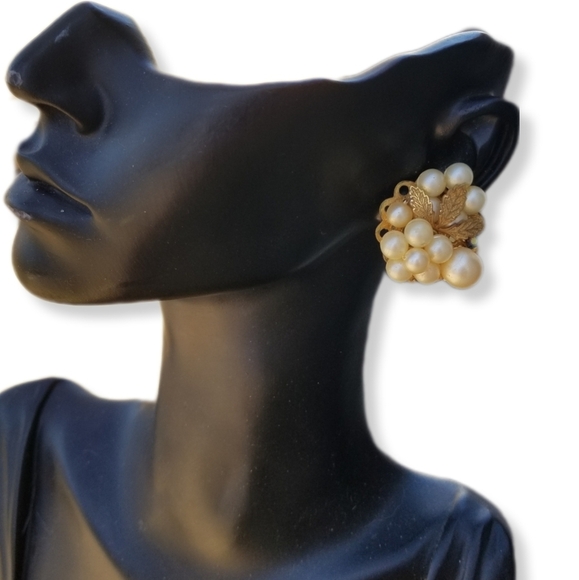 VINTAGE FAUX PEARL & GOLDTONE FILIGREE CLUSTER DESIGN CLIP ON EARRINGS - Picture 2 of 7